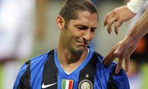 Immancabile un pensiero per quel maledetto 5 maggio 2002, ultima recita in maglia nerazzurra di ronaldo. Chirico Materazzi Il 5 Maggio Perse Le Staffe Perche La Lazio Si Impegnava Troppo E Caro Toldo Hai Detto Un Altra Falsita Ilbianconero Com