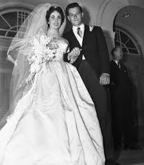 Hey ihr lieben, ich heirate dieses jahr und suche deshalb ein schwarzes hochzeitskleid. Elizabeth Taylors Hochzeitskleider Hochzeit Um 3