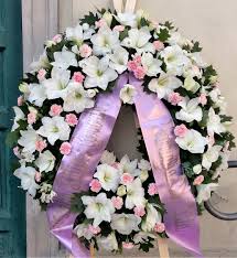 Scegli la qualità con fiori sempre freschi e la convenienza. Corona Di Fiori Recisi Bianchi E Rosa Con Verdi Di Stagione