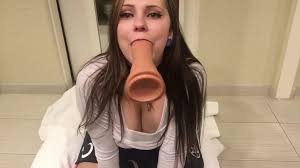 prettykittymiaos sucks on a dildo