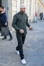 We showcase 20 of his best outfits and show you how you can achieve david beckham's style. David Beckham Auf Diese Funf Weissen Sneaker Schwort Die Stil Ikone Gq Germany