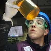 Помощник исследователя Триша Бруно проводит анализ образцов картофеля в  "Ангаре-Л" на военно-воздушной станции на мысе Канаверал. Исследование,  которое она проводит, является одним из многих исследований в Отделении  биологических наук в Инженерно ...