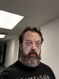 Happy Halloween! Lynze and I are supposed to be vampires. But, I feel like  I just look... really unhealthy 😂 Like a vampire with scurvy or something.  Have fun tonight... and don't