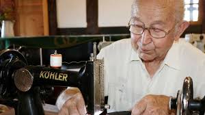Fritz Koch zeigt historische Nähmaschinen im Ehmken Hoff
