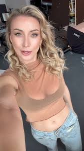 Moin aus Hamburg! ♥️ Kurze Pause zwischen zwei TV-Aufzeichnungen. Gar nicht  so leicht auf Krücken 🙈 Aber keine Sorge, sieht schlimmer aus als es ist:  ich habe gestern einen Eingriff wegen einer