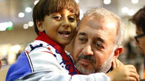 Sírio que levou rasteira com filho no colo começa nova vida na Espanha