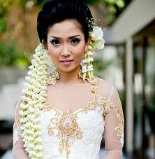 Jasmine flowers and bids are used for making garland, string, veni for hair dressing of women on special occasion. The Significance Of Flowers In The Indian Culture 24hrs City Florist