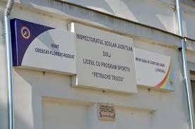 De pe acoperisul unui bloc, acestia au coborat cu o coarda si. Romania 26 May Craiova Drobeta Turnu Severin The Sri Chinmoy Oneness Home Peace Run