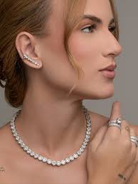 Leveza que pousa, liberdade que brilha. Flutua é a joia que lembra que o  melhor do ano também acontece por dentro.