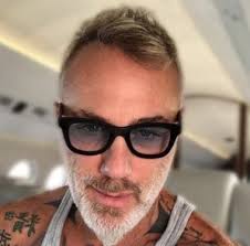 Gianluca vacchi net worth gianluca vacchi's net worth is estimated at 300 million dollars (or some sources say 450 million dollars). Gianluca Vacchi Eta Patrimonio Compagna Sharon Figli