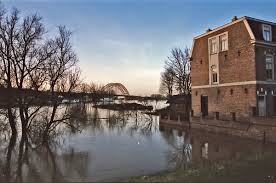 Eind januari 1995 worden 250.000 mensen uit het rivierengebied geëvacueerd vanwege gevaarlijk hoge waterstanden. 10 X Foto S Van De Overstroming Van De Waal In 1995 Indebuurt Nijmegen