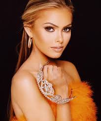 Eliza Byrd's Instagram, Twitter & Facebook