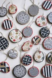 Weihnachtsschmuck Aus Holzscheiben Mit Bildern Baumschmuck Basteln Mit Baumscheiben Weihnachten Weihnachtsbaumschmuck Basteln