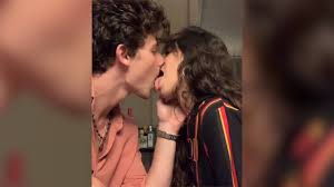 John bennett orange is the new black saison 6; Blick Shawn Mendes Zeigt Wie Er Camila Cabello Kusst Facebook