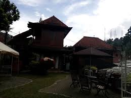 Lalu berjarak tidak lebih 5 menit dengan berjalan kaki serta 30 menit ke berbagai tempat wisata di bandung barat yang terkenal seperti tangkuban perahu, orchid forest, Entrance Picture Of Bantal Guling Villa Bandung Tripadvisor