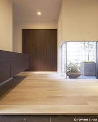 小さな中庭が人をやさしくお迎えします ao 山縣洋建築設計事務所 玄関 entrancehall モダンテイスト 新築一戸建て ハウスノート housenote 家づくり マイホーム マイホーム計画 マイホーム計画中 住宅設計 住宅デ 家 エントランスのデザイン