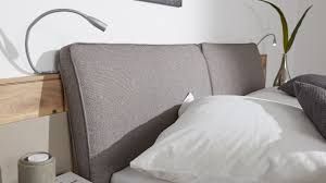 Gleich Mal Ein Paar Kissen Weglassen Denn Dieses Kopfteil Der Interliving Schlafzimmer Serie 1008 Ist Bereits Gepolstert Schlafzimmer Bett Kissen Bett Ideen