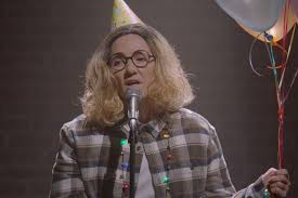 Dans une série de publications faites dans sa story instagram, la chanteuse a détaillé des événements qui se seraient déroulés en mai 2018 et au cours desquels l'animatrice et comédienne aurait commis du harcèlement sexuel à son endroit en plus de tenir des propos. Record D Ecoute Pour Le Bye Bye 2018 La Presse