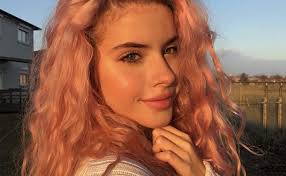 The long loose curls are a great canvas for bright blonde highlights, and we love the way the curls frame and bring light to the face. Amazon Com Jolitime Hair Pink Ombre Dark Roots Short Bob Wavy Lace Front Wigs For Women Glueless Synthetic Hair Loose Curly Wig Heat Resistant Middle Parting Synthetic Lace Front Wigs 14 Inch