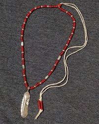 goro s 組合 我們的其中一位工作人員為此組合選擇了舊款 上銀特大羽毛來設計 在這款羽毛上可以看到更深的羽毛線條雕刻 並且更具有復古的外觀 它以最簡單的組合開始 例如用皮繩搭配組裝羽毛 一段時間後 逐步添加了古董紅色串珠和銀色管 beaded