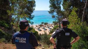 Der strand ist guter sand mit viel platz und nicht zu vielen. Sommerurlaub In Spanien Sonne Strand Und Schutzmaske Stern De