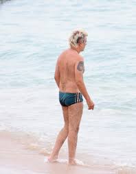 De sunga, Rogério Flausino, do Jota Quest, curte praia no Rio de Janeiro