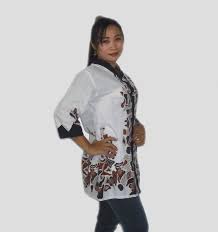 Tentu saja kumpulan tema acara yang menarik memang telah banyak dicari oleh orang di internet. Blus Batik B1305 Samping Batik Haryono Flickr