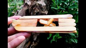 Ingin tahu lebih lanjut mengenai kerajinan dari stik es krim ini? Cara Membuat Perahu Sederhana Dari Stik Es Krim Sedang