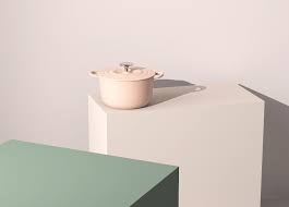 盖珠鹅卵石外形设计自然亲切 抓握感佳 搭配水之涟漪波纹 于快节奏现代生活注入一丝温润如水的慢生活艺术气息 锅身外层搪瓷工艺与时尚靓彩有机融合 渐变釉彩 清新灵动 意境隽永 一口好锅 是可以端上桌的艺术 ripple good grips shape design