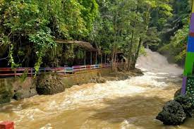Salah satu alternatif tempat wisata alam yang bisa dikunjungi di sekitar makassar. Libur Awal Tahun Kawasan Wisata Bantimurung Maros Ramai Pengunjung