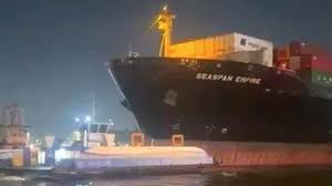 Navio porta-contêineres colide com duas balsas no Porto de Santos (SP)