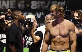 영원히 변하지 않는 형태로…. 고층빌딩이 가득한 도시, 단절된 관계 속에서 살아가는 조각 전공생 매튜 레이너. Woidhumn34ryqm