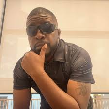 Controversial footage outta Chicago! A male migrant banned from a  neighborhood laundromat for allegedly stealing clothes came back and tried  to fight security. But when a female migrant jumped in too, local