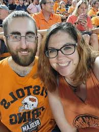 Man returns from deployment to surprise girlfriend and pulls off an epic  proposal with Santa's help