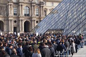 La pyramide du louvre est composée de 603 losanges et 70 triangles en verre. Louvre Pyramide In Paris 8 Interessante Fakten Hohe Baujahr Und Co Paris Mal Anders