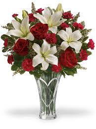 Indecisi tra 24 rose bianche o rose rosse? Rose Lilium E Garofani Con Verde Decorativo Con Spedizione A Domicilio