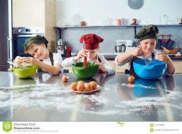 La cocina de senén начал(а) читать. Un Grupo De Ninos Esta Cocinando En La Cocina Foto De Archivo Imagen De Ninos Cocina 117156880