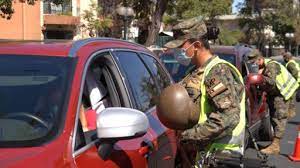 Chile, uno de los pocos países de la región que aún mantiene sus fronteras cerradas, anunció este jueves que permitirá la entrada de turistas de cualquier nacionalidad a partir del 23 de noviembre, sin. Chile Cierra Sus Fronteras Desde Este Lunes Dw Noticias Dw 05 04 2021