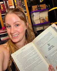 5/5 2/5🌶️🌶️ What to Expect: 🎨Single Dad x Nanny 🌹Forced Proximity  🎨Grumpy x Sunshine 🌹Dual POV 🎨Found Family 🌹Slow Burn 🎨Provider MMC  His Perfect Muse by Aria Harding is the perfect small