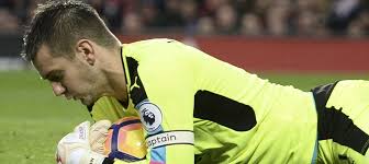 Tom heaton is an english professional footballer. Premier League Tom Heaton Helps Burnley Hold 10 Man United To Goalless Draw At Old Trafford