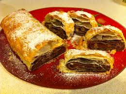 Spalam pieptul de pui si il taiem cubulete. Copturi Din Aluat Foietaj Blog Cu Sare Si Piper