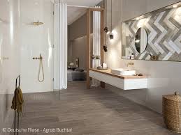 Geschwungene formen, rampe (rollstuhlbefahrbar) und treppe im eingangsbereich, kleine terrasse mit rollstuhl benutzbar. Firma