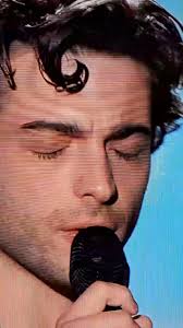 ,,CA O ICOANĂ INCEPE SA SE-AFUME , FĂPTURA MEA DE STINSE CURCUBEIE ,  ZADARNIC ÎNSĂ LOCUL MEU IN LUME , VREA SALCIA PLETOASA SĂ MI-L IEIE  "G.LESNEA , PUPICI