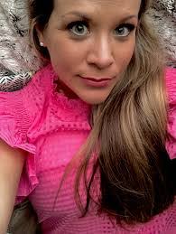 Lisa Rendon's Instagram, Twitter & Facebook