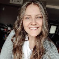 Karen Kulas's Instagram, Twitter & Facebook