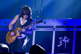 レポート b z live gymは ライブ ではなく ドキュメンタリー 2ページ目 barks ドキュメンタリー ライブ 稲葉浩志