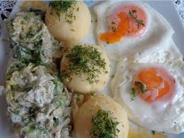 Ziemniaki ugotowac w osolonej wodzie. Jaja Sadzone Ziemniaki I Salata Lodowa W Smietanie Przyslijprzepis Pl