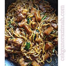 Goreng terlebih dahulu cili padi bersama bawang putih tersebut sehingga kulit cili padi nampak agak masak sedikit dan bawang putih nampak kekuningan. Resepi Mee Goreng Kicap Pedas Cikgu Norazimah