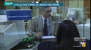 Nei pressi del banco dei pegni di intesa sanpaolo, infatti, ogni giorno ci sono oltre 100 persone in fila per cercare un cuscinetto nell'immediato. L Italia Che Torna Al Banco Dei Pegni Youtube