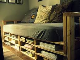 Sofa Aus Paletten Integrieren Diy Mobel Sind Praktisch Und Originell Sofa Aus Paletten Integrieren Pallet Furniture Plans Diy Pallet Couch Pallet Furniture